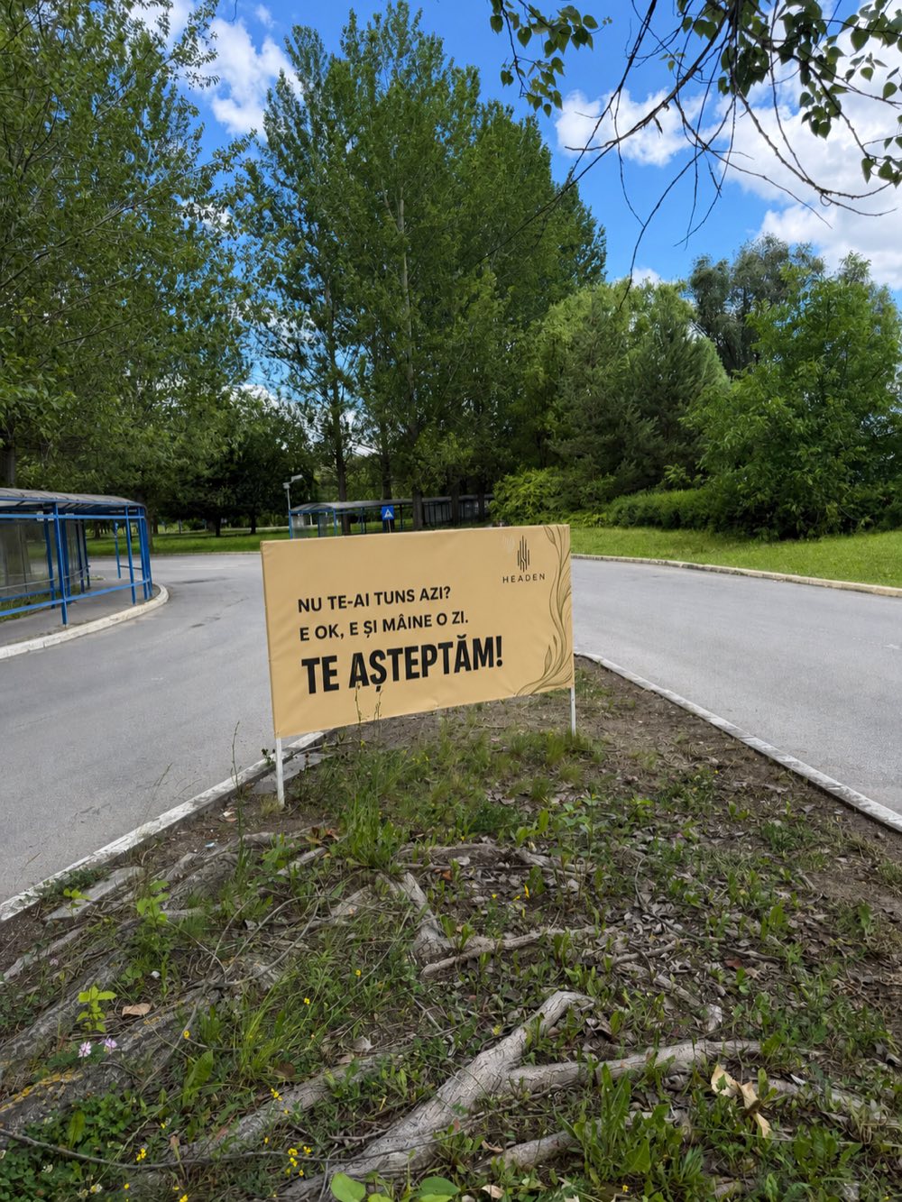 Banner Headen în oraș: Nu te-ai tuns azi? E ok, e și mâine o zi. Te așteptăm!