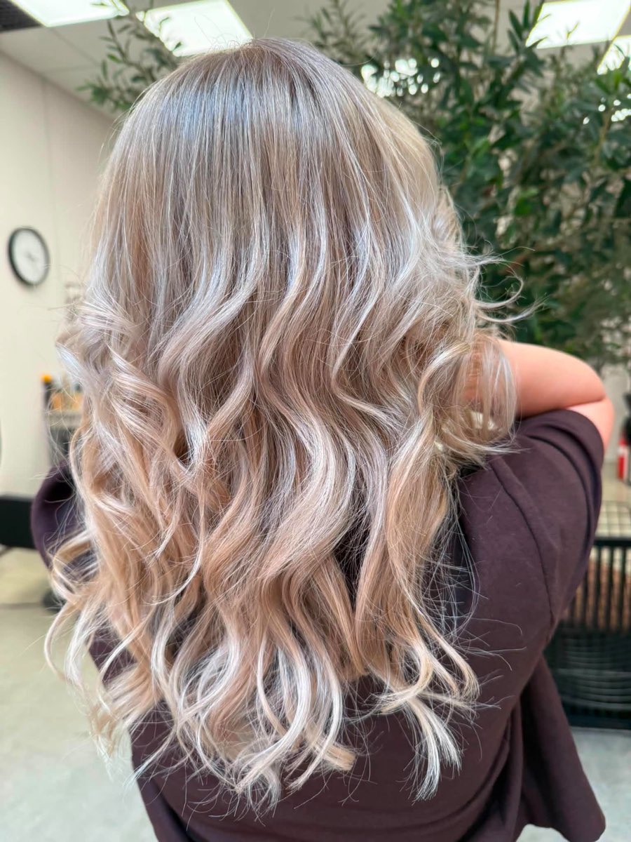 Balayage blond cu reflexe reci și valuri, lucrare de colorimetrie făcută la Headen