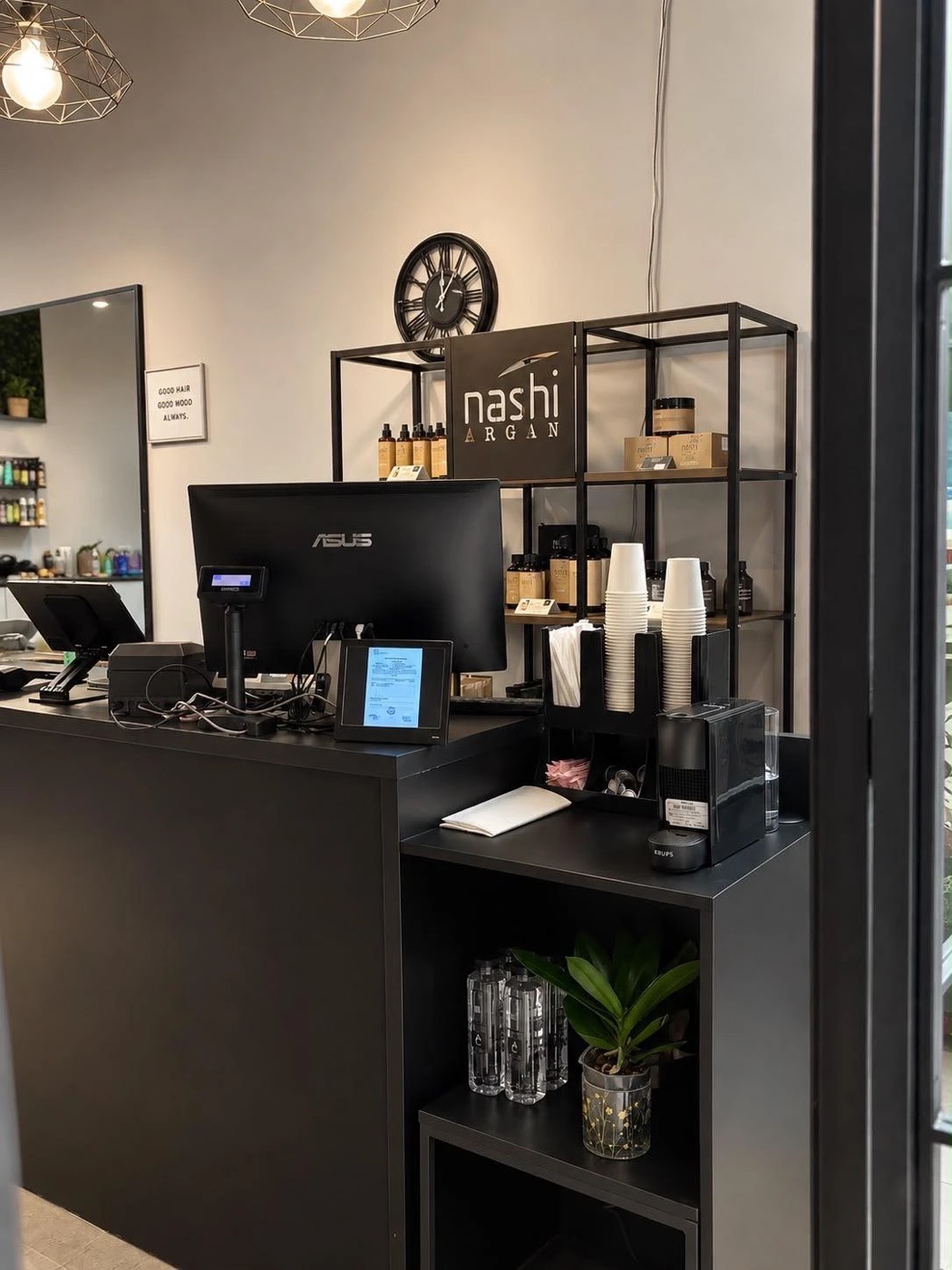 Recepția salonului Headen Auchan, cu raftul de produse Nashi Argan