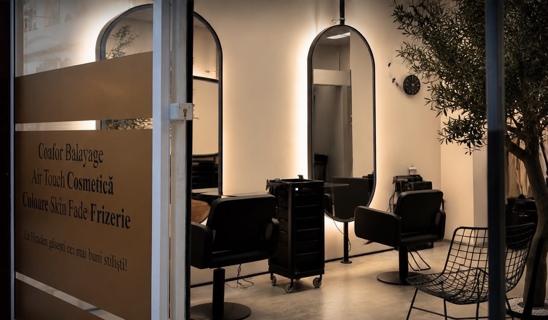 Vitrina salonului Headen seara, cu oglinzile ovale iluminate din spate